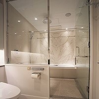 浴槽上に大判セラミックタイルを左右対称にして貼り/空間に、より奥行き感を演出した導入事例のご紹介です。