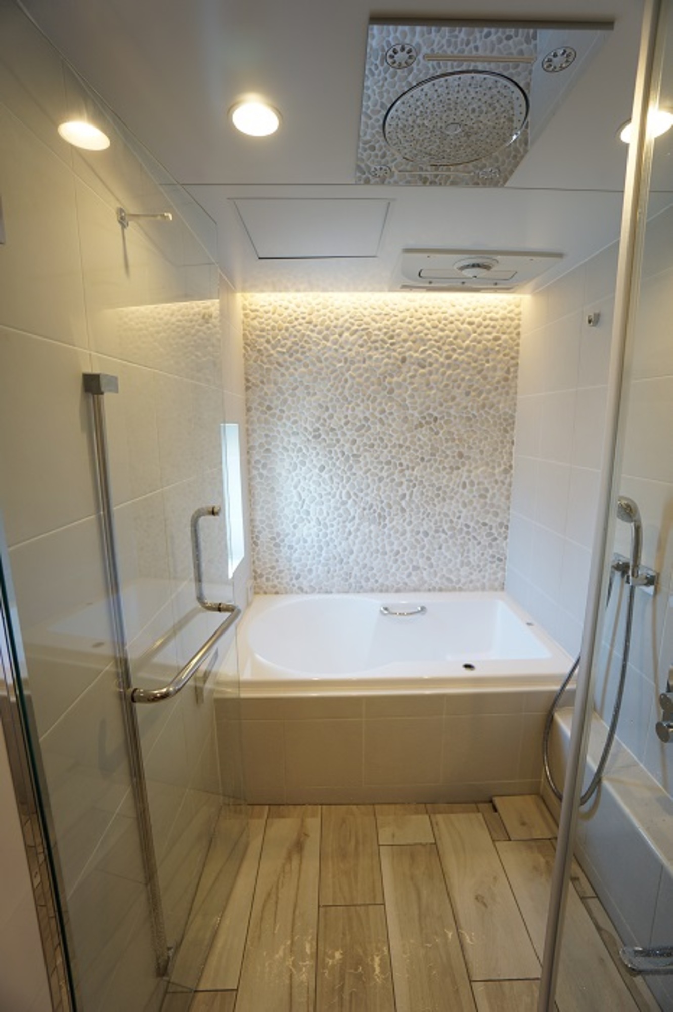 Tokyo Bath Style・東京バススタイル|床には木目調タイル、壁の Tokyo Bath Style・東京バススタイル|床には木目調タイル、壁の