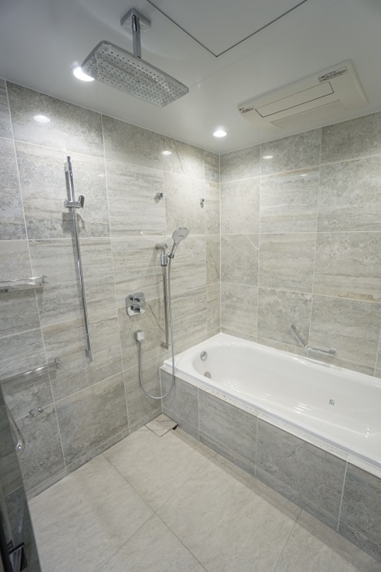 Tokyo Bath Style 東京バス スタイル シルバーをベースにしたシックで洗練された雰囲気が目を惹く マンションリフォームに採用いただいたオーダーデザインユニットバスの事例です Tokyo Bath Style 東京バス スタイル シルバーをベースにしたシックで洗練された雰囲気が目を惹く マンションリフォームに採用いただいたオーダーデザインユニットバスの事例です