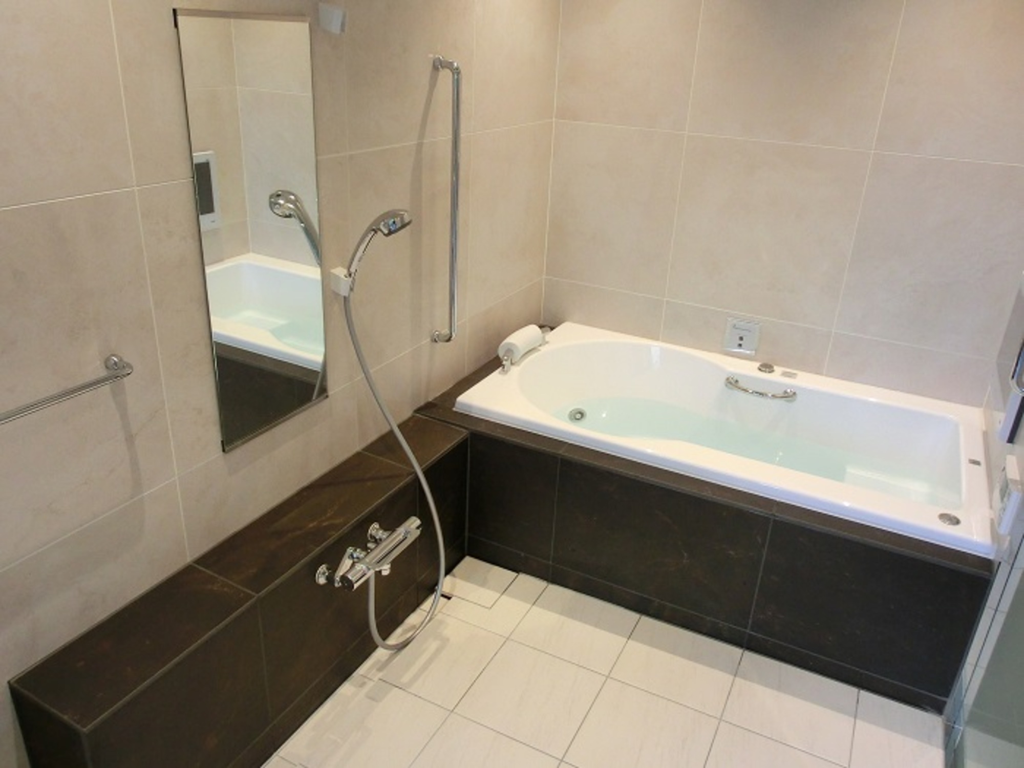 Tokyo Bath Style 東京バススタイル コントラストの効いたタイル使いで広い空間にメリハリを付けた事例 Tokyo Bath Style 東京バススタイル コントラストの効いたタイル使いで広い空間にメリハリを付けた事例