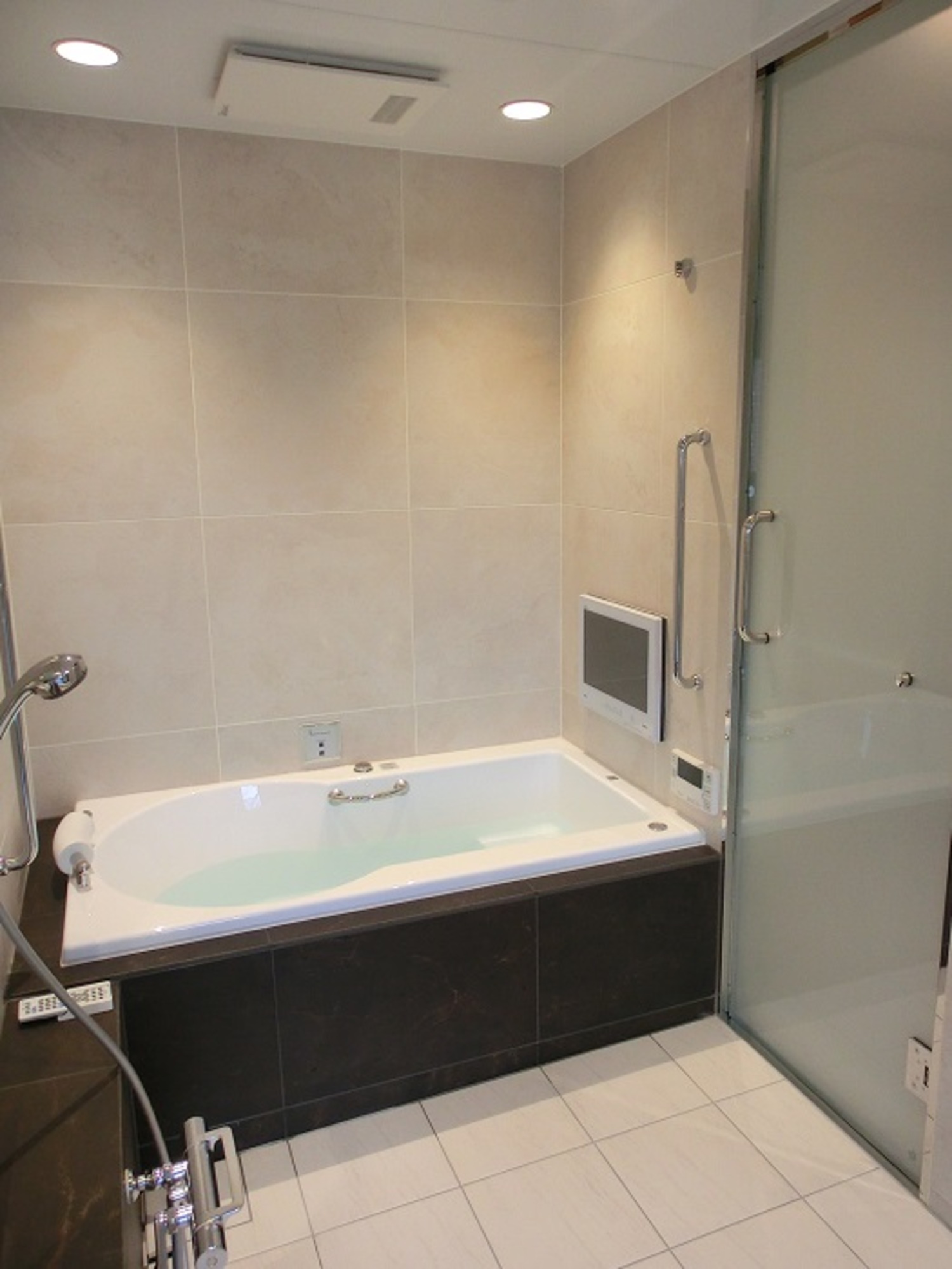 Tokyo Bath Style 東京バススタイル コントラストの効いたタイル使いで広い空間にメリハリを付けた事例 Tokyo Bath Style 東京バススタイル コントラストの効いたタイル使いで広い空間にメリハリを付けた事例