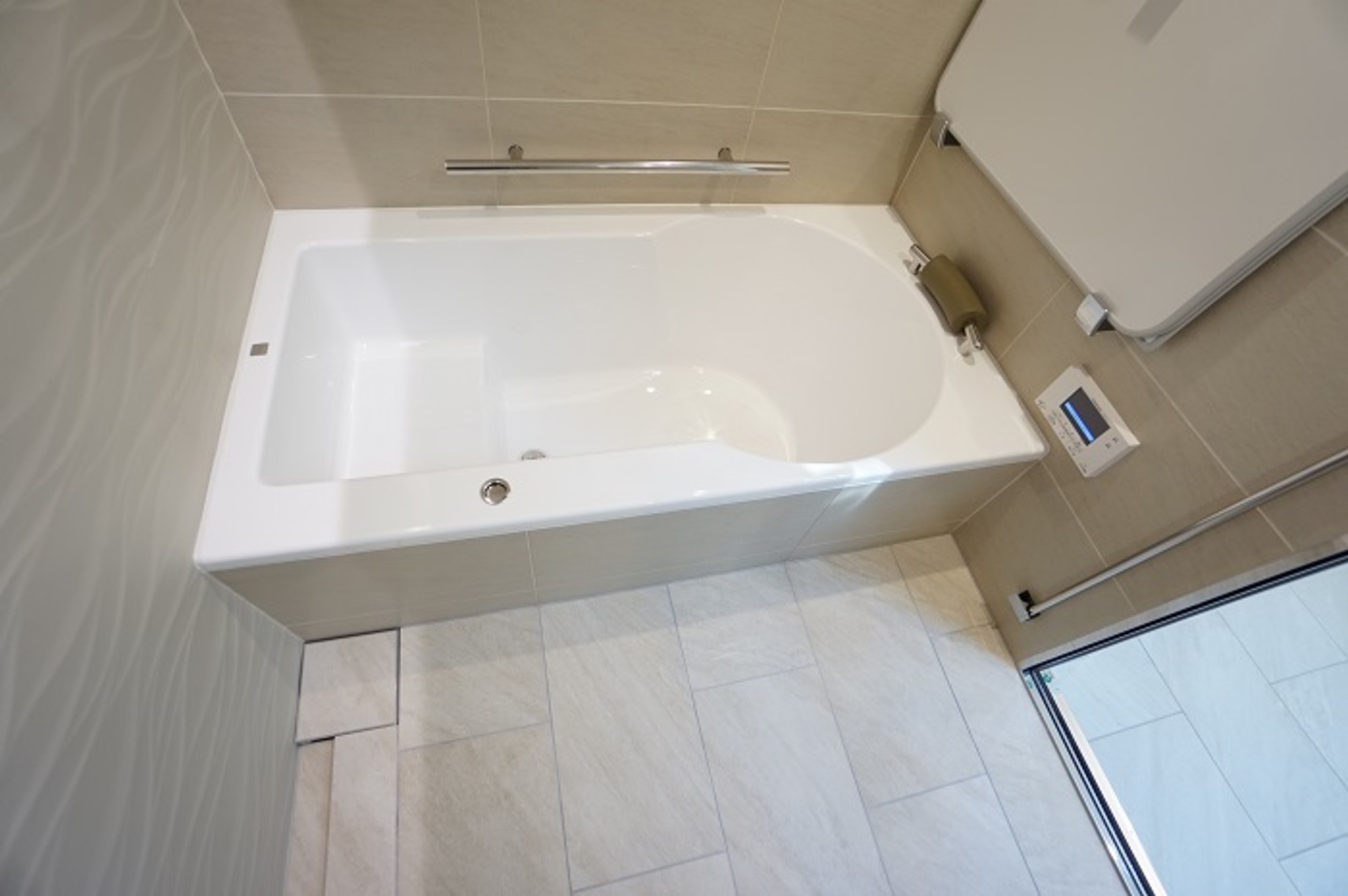 Tokyo Bath Style 東京バススタイル 間接照明の光で波打ったようなタイルが印象的な オーダーメイドユニットバスの事例 Tokyo Bath Style 東京バススタイル 間接照明の光で波打ったようなタイルが印象的な オーダーメイドユニットバスの事例