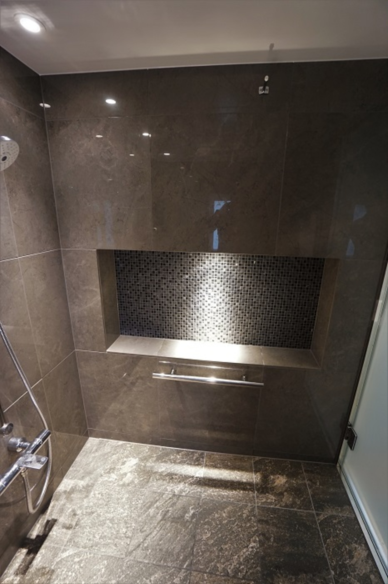 Tokyo Bath Style・東京バススタイル｜グレーの大理石調タイルでシックに纏まった、オーダーメイドユニットバスの事例