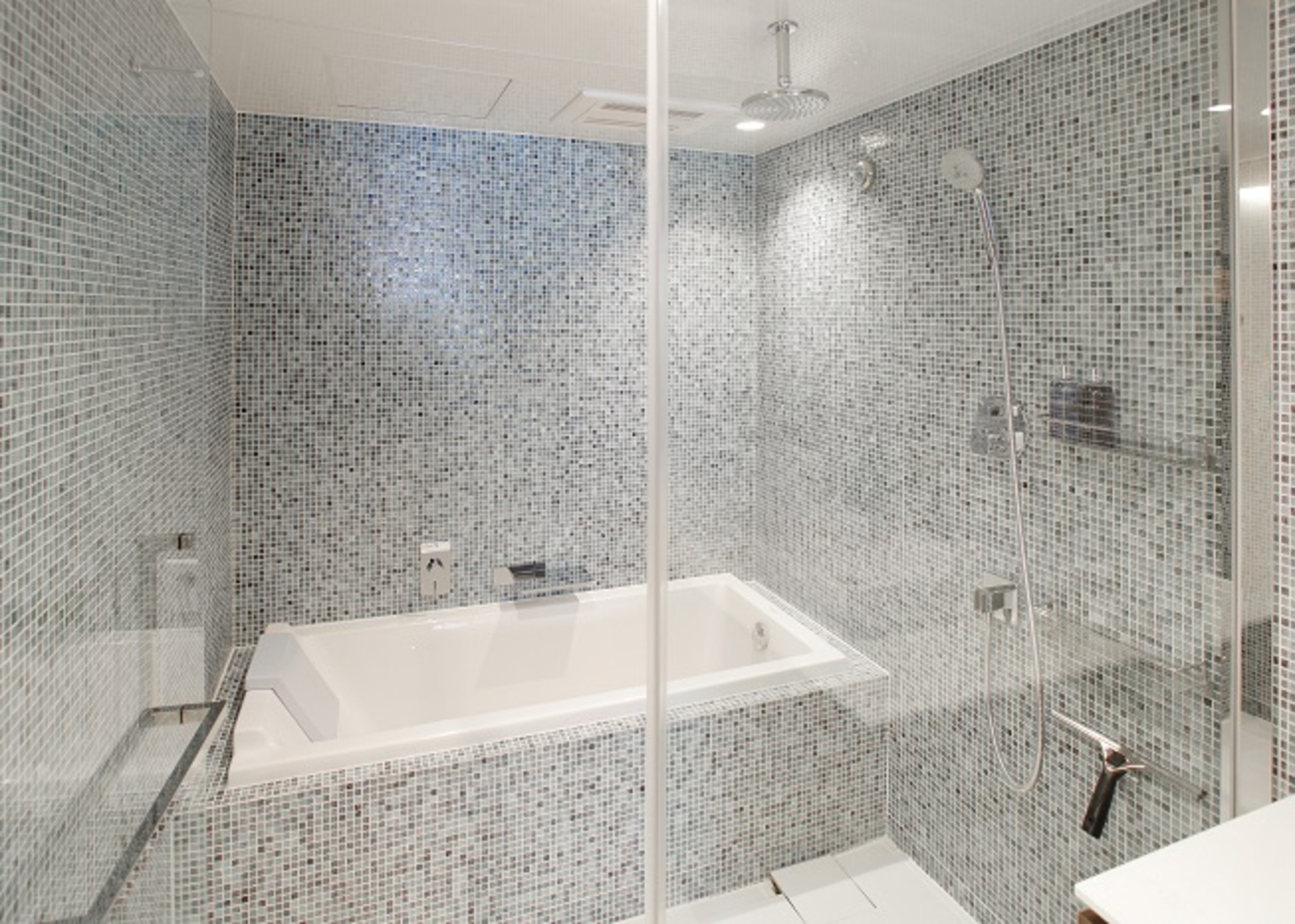 Tokyo Bath Style 東京バススタイル ガラスモザイクに映る照明の灯りが まるで海の中に差し込む光のように感じられる 美しいバスルーム Tokyo Bath Style 東京バススタイル ガラスモザイクに映る照明の灯りが まるで海の中に差し込む光のように感じられる 美しいバスルーム